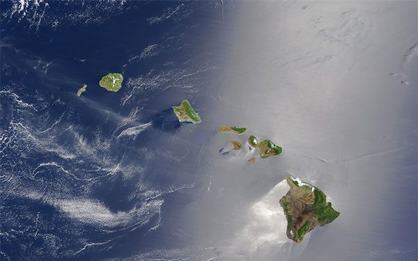 SATELLITE IMAGE OF HAWAIIAN ISLANDS WITH CLEAR SKIES